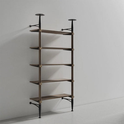 Inumbra de District Eight : une bibliothèque minimaliste et sophistiquée. Stabilité remarquable, étagères polyvalentes et finitions en bois fumé ou noir pour un style personnalisé.