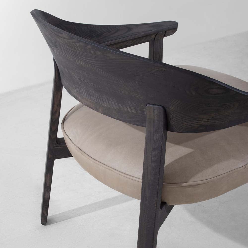 District Eight présente Collette, un fauteuil alliant confort et esthétique inspirée de l'artisanat vietnamien. Dossier enveloppant, accoudoirs arrondis et assise luxueuse en cuir.