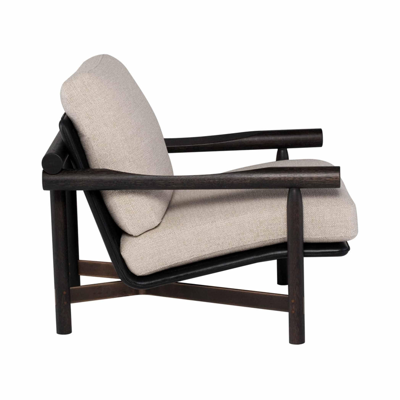 Fauteuil Stilt de District Eight : un design moderne avec des coussins ergonomiques et des finitions en acier. Chêne ébonisé avec tissu Tara Quartz ou chêne fumé avec tissu Tara Flint pour un style raffiné.