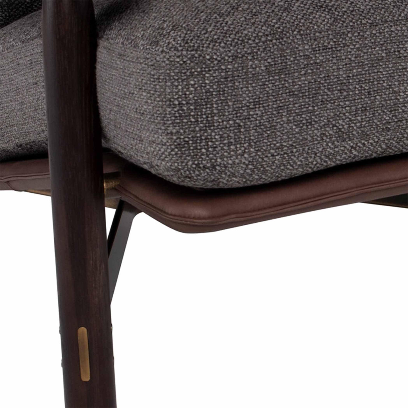 Découvrez le confort et l'élégance du fauteuil Stilt de District Eight. Design ergonomique, finitions en acier et options de chêne ébonisé ou fumé pour une touche sophistiquée dans votre intérieur