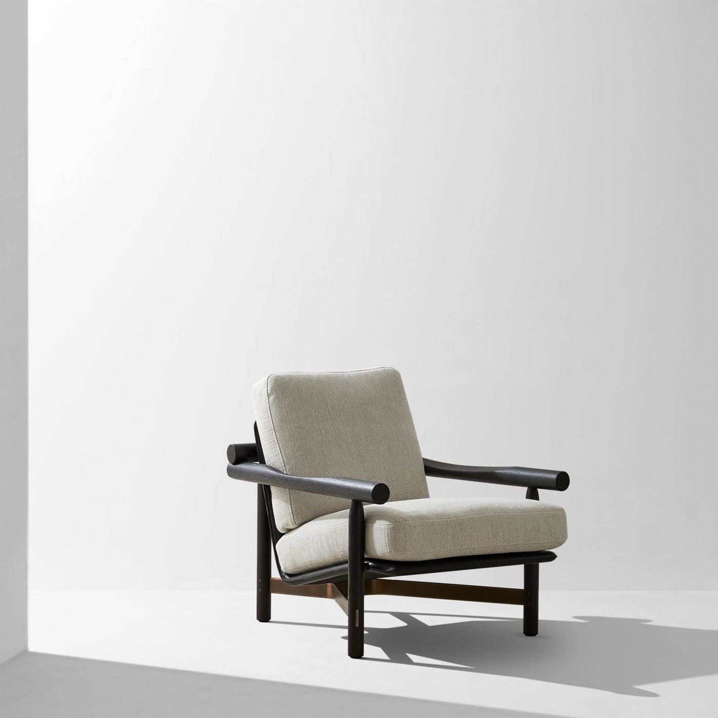 Découvrez le fauteuil Stilt de District Eight : un équilibre parfait entre clarté discrète et élégance intuitive, avec des coussins enveloppants et des finitions en acier pour un confort et une modernité incomparables