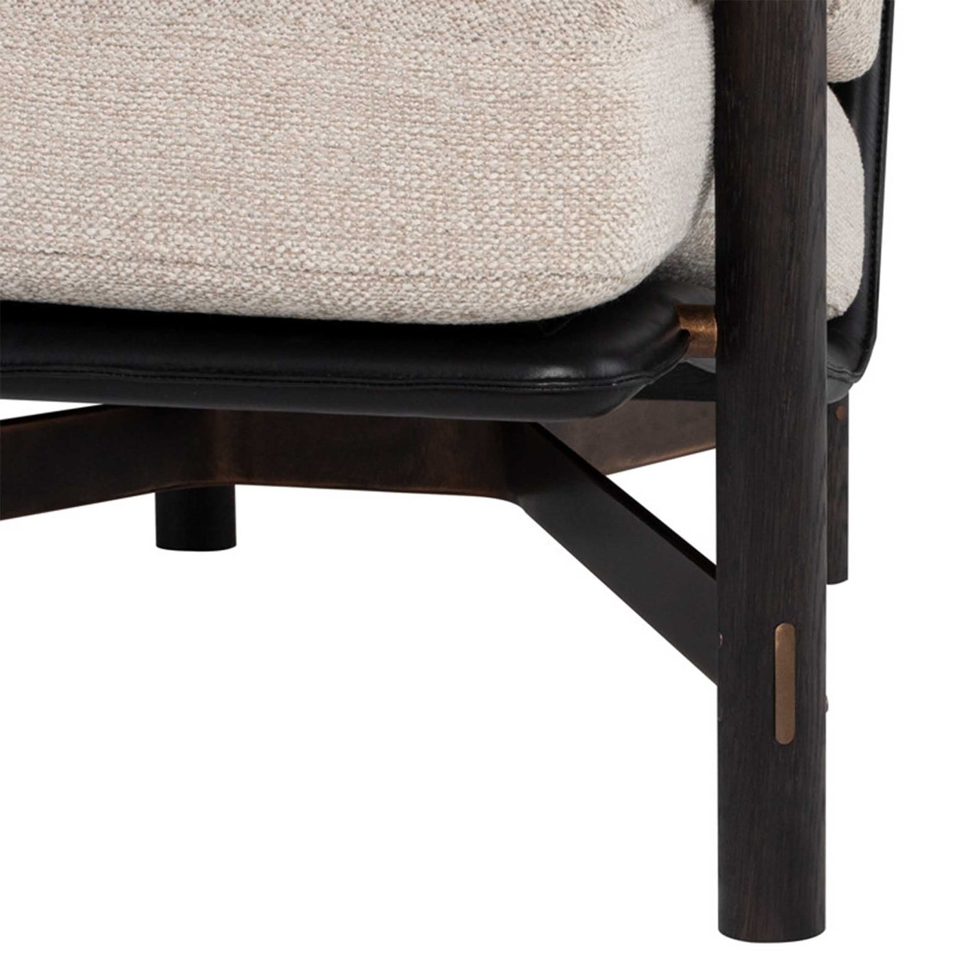 Le fauteuil Stilt de District Eight incarne l'élégance et le confort. Base en chêne, finitions en acier et coussins enveloppants pour une assise parfaite. Disponible en deux finitions distinctes