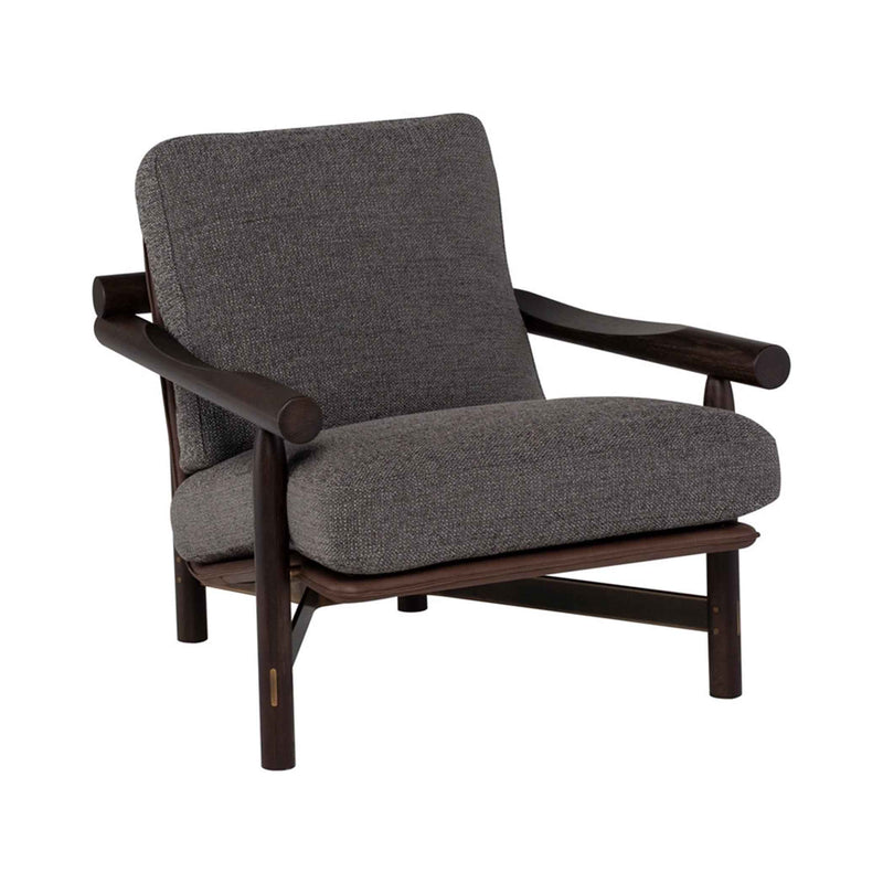Le fauteuil Stilt de District Eight combine design ergonomique et esthétique raffinée. Profitez du confort optimal de ses coussins enveloppants et du charme des finitions en chêne ébonisé ou fumé. Tara Flint.