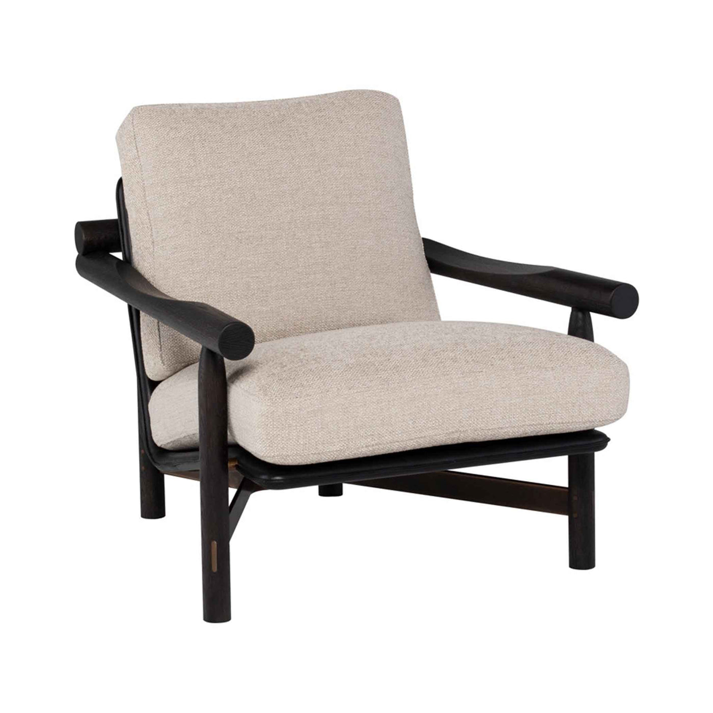 Confort et élégance avec le fauteuil Stilt de District Eight. Finitions en acier, base en chêne et coussins ergonomiques pour une assise parfaite. Disponible en chêne ébonisé ou fumé. Tara Quartz.