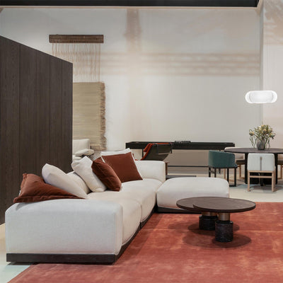 Joss de District Eight : une collection de modules élégants et confortables, parfaits pour créer un sofa sectionnel sur mesure. Artisanat exceptionnel et design sculptural.