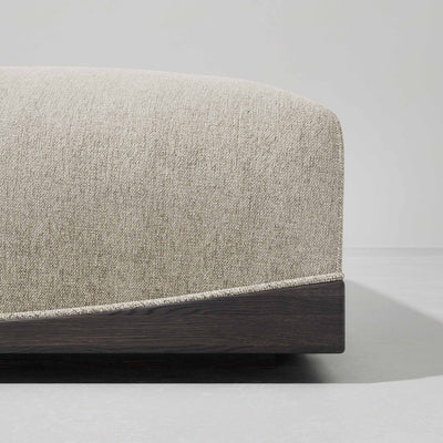 Joss de District Eight : un sofa sectionnel modulaire aux lignes courbes et bases en bois massif, inspiré des toits traditionnels asiatiques. Confort et élégance assurés.