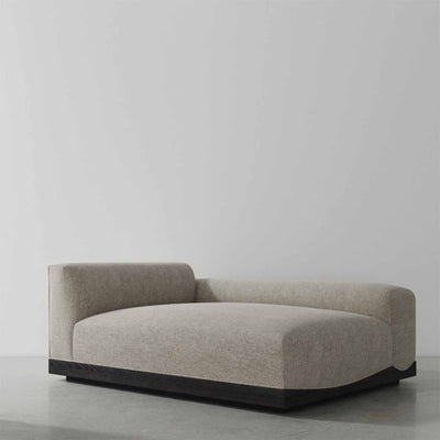 La collection Joss de District Eight : sept modules pour un sofa sectionnel unique et flexible. Base en bois massif et confort exceptionnel pour un espace élégant. Lounge droit, tara quartz.