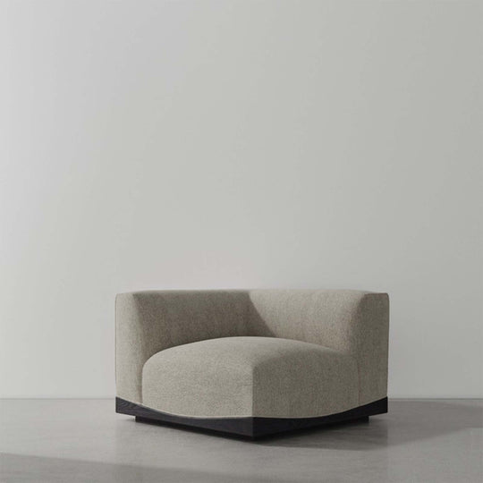 Collection Joss de District Eight : un design modulaire inspiré des toits asiatiques. Flexibilité, confort et artisanat pour un sofa sectionnel sur mesure. Coin, tara quartz.