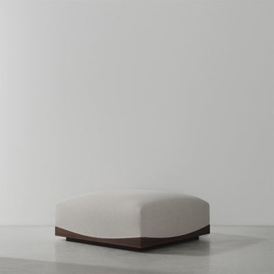 La collection Joss de District Eight : sept modules modulaires pour un sofa sectionnel adaptable à tous les intérieurs. Confort et design élégant assurés. Ottoman, beige.