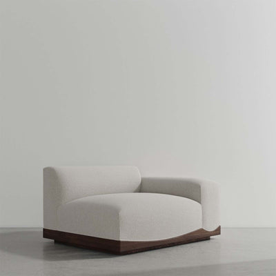 Joss de District Eight : une collection modulaire de sofa sectionnel. Confort, flexibilité et design sophistiqué inspiré des toits du Sud-Est asiatique. Section droite, beige.