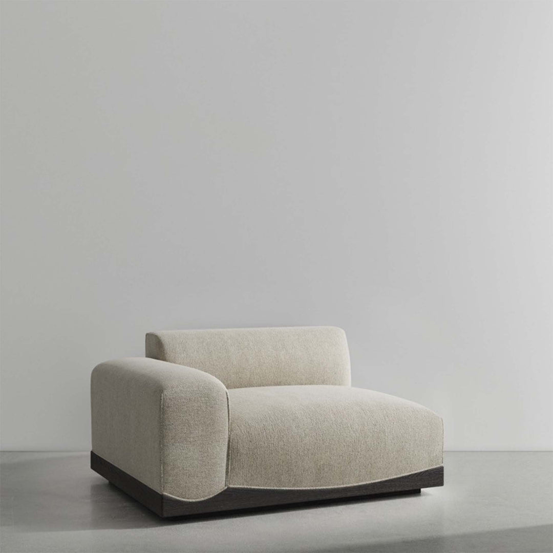 Créez le sofa sectionnel de vos rêves avec Joss de District Eight. Modules en bois massif et mousse, design inspiré des toits asiatiques pour un confort et une élégance uniques. Section gauche, tara quartz.