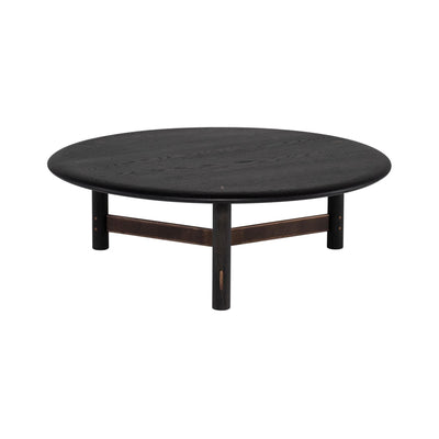 Stilt de District Eight : une table à café ronde au design minimaliste et à la structure robuste, disponible en deux finitions de bois pour s'adapter à votre décor avec élégance et chaleur. Grande, bois ébonisé.
