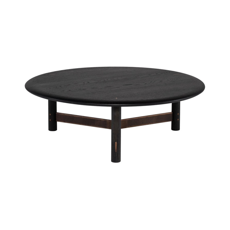 Stilt de District Eight : une table à café ronde au design minimaliste et à la structure robuste, disponible en deux finitions de bois pour s&