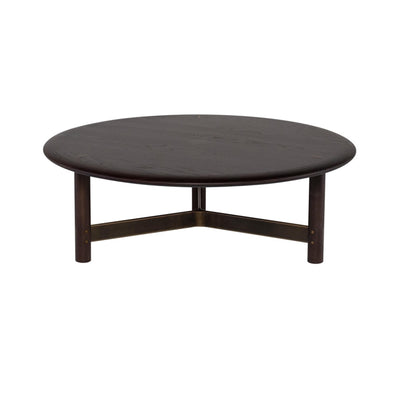 Stilt de District Eight : une table à café ronde polyvalente et élégante, offrant un design minimaliste et des finitions de haute qualité pour compléter parfaitement votre décor intérieur. Grande, bois fumé.