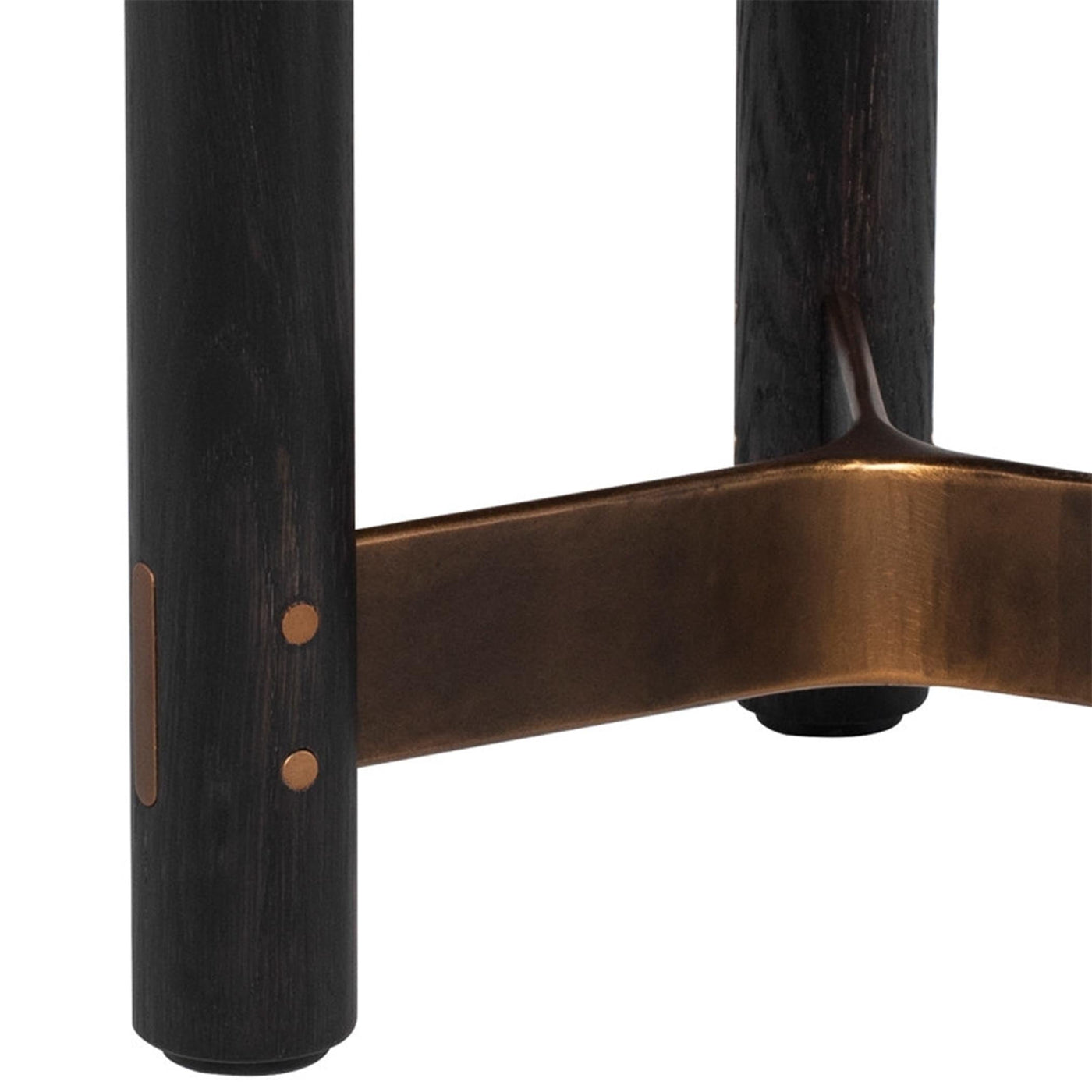 La table d'appoint ronde Stilt de District Eight offre une esthétique captivante et une polyvalence d'utilisation. Fabriquée avec soin en bois ébonisé ou fumé, elle apporte une touche sophistiquée à tout espace