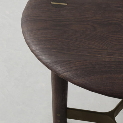 Stilt de District Eight : une table d'appoint ronde au design minimaliste et aux finitions raffinées, offrant une alliance parfaite entre élégance naturelle et solidité remarquable en acier.
