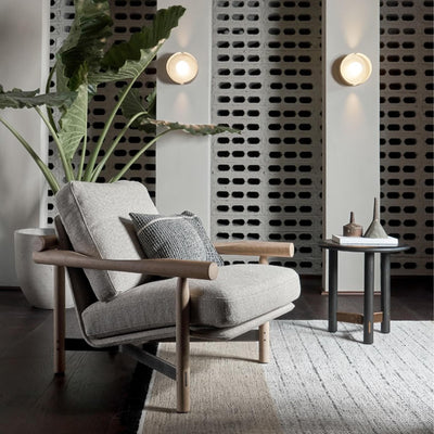 La table d'appoint Stilt de District Eight : élégante et polyvalente, disponible en bois ébonisé ou fumé pour ajouter une touche sophistiquée à votre intérieur. Design minimaliste et solide.