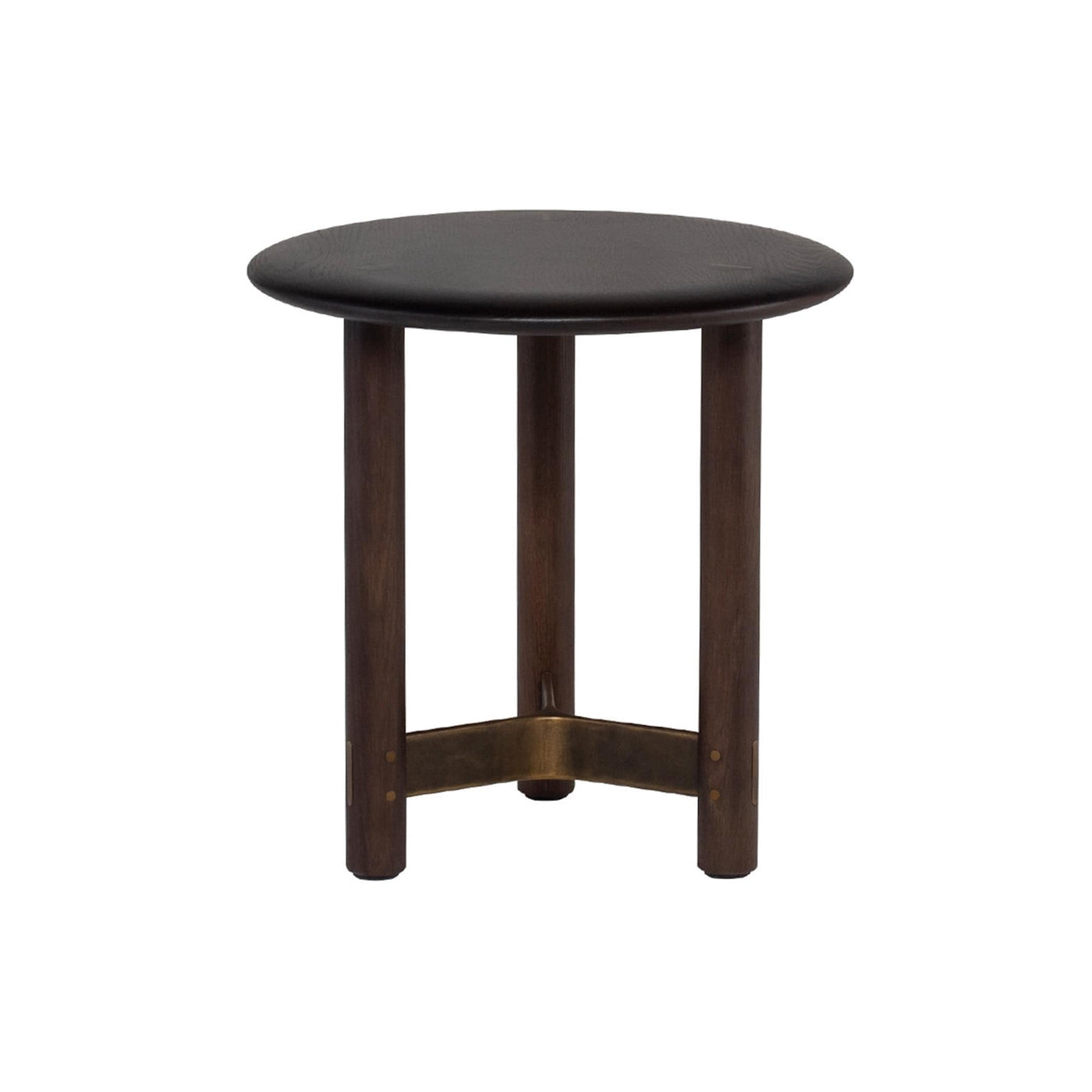 Découvrez la table d'appoint ronde Stilt : une pièce d'exception qui marie raffinement et matériaux captivants, offrant une polyvalence d'utilisation pour s'adapter à tous les espaces. Bois fumé.