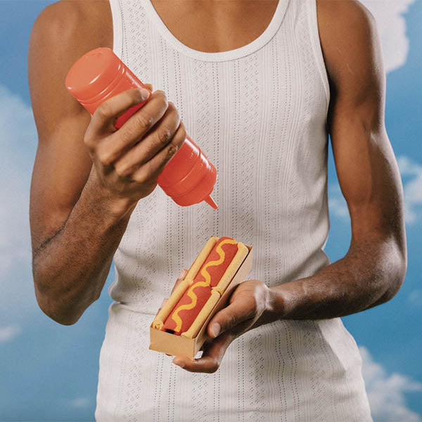 Une paire de bas, par Eat My Socks, qui sont amusants et confortables en forme de hot dog. Une petite faim ? Rien qu’en les voyant aux pieds, ça donne faim !