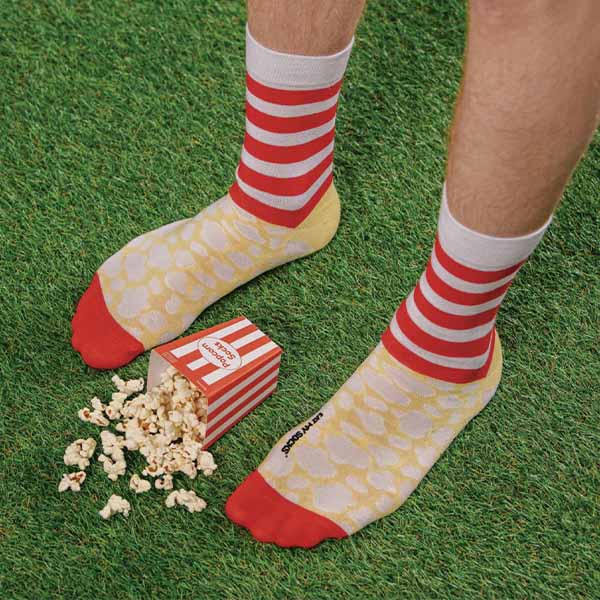 Une paire de bas amusants et confortables dans son cornet de Pop Corn par Eat My Socks. Prête à être picorée.