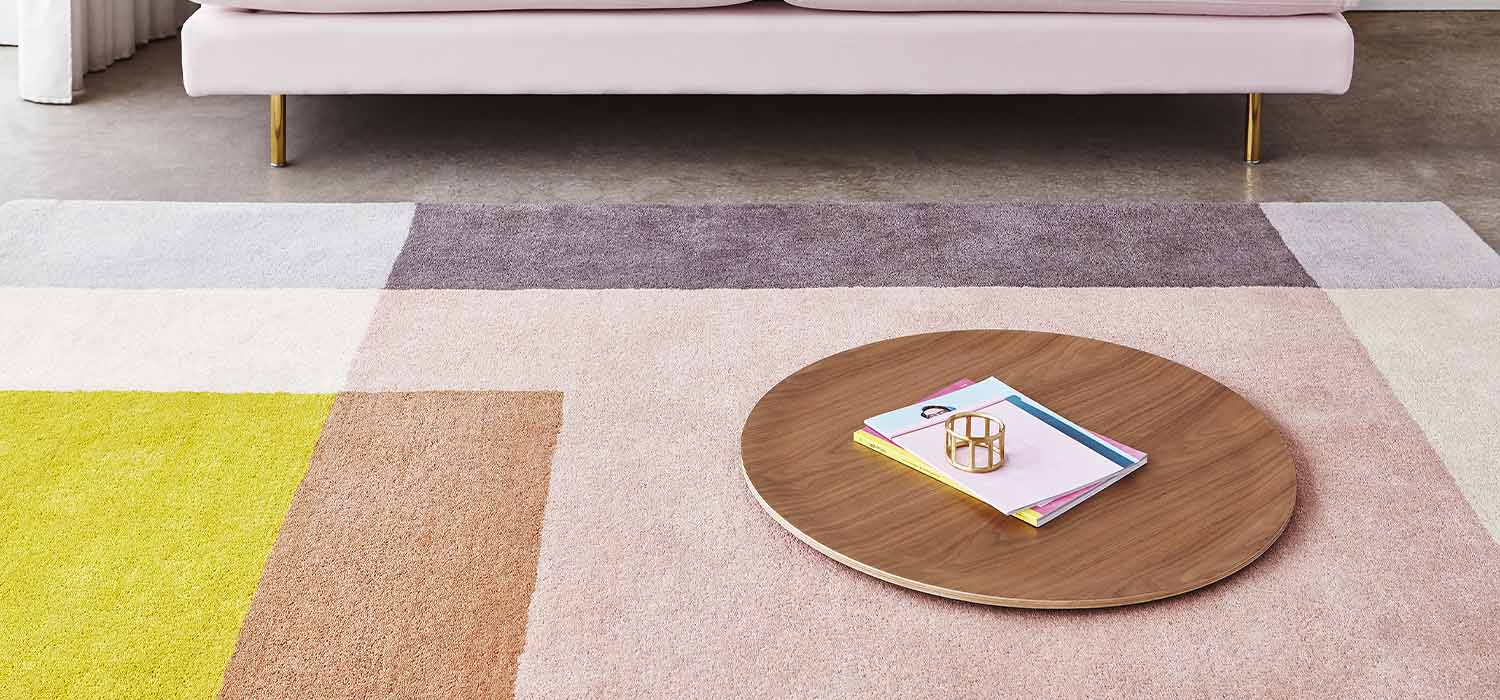 Element par Gus* Modern est un tapis conçu à la main, à poils hauts, dont le design moderniste des champs de couleurs s'inspire des quilts patchwork traditionnels. Fabriqué à la main en Inde avec 100 % de laine de Nouvelle-Zélande