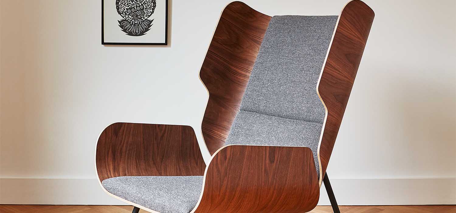 Gus* Modern vous invite à revisiter la classique chaise Wingback, dans une déclinaison beaucoup plus contemporaine et audacieuse, voici le fauteuil Elk. Laissez-vous aller au plaisir de ne rien faire auprès de la cheminée 