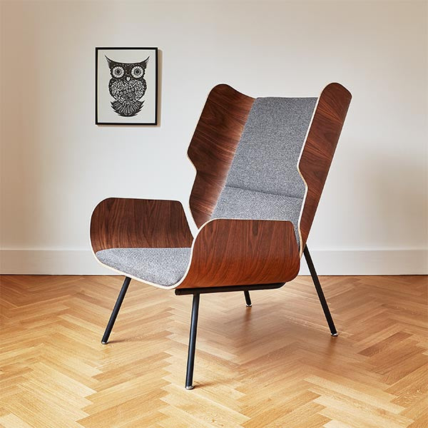 Gus* Modern vous invite à revisiter la classique chaise Wingback, dans une déclinaison beaucoup plus contemporaine et audacieuse, voici le fauteuil Elk. Laissez-vous aller au plaisir de ne rien faire auprès de la cheminée 