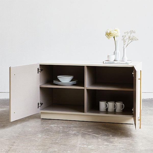 Le cabinet Elora de Gus* Modern combine l'esthétique traditionnelle des cabinets classiques en carton perlé avec un solide savoir-faire et des teintes contemporaines atténuées pour créer un design résolument moderne.