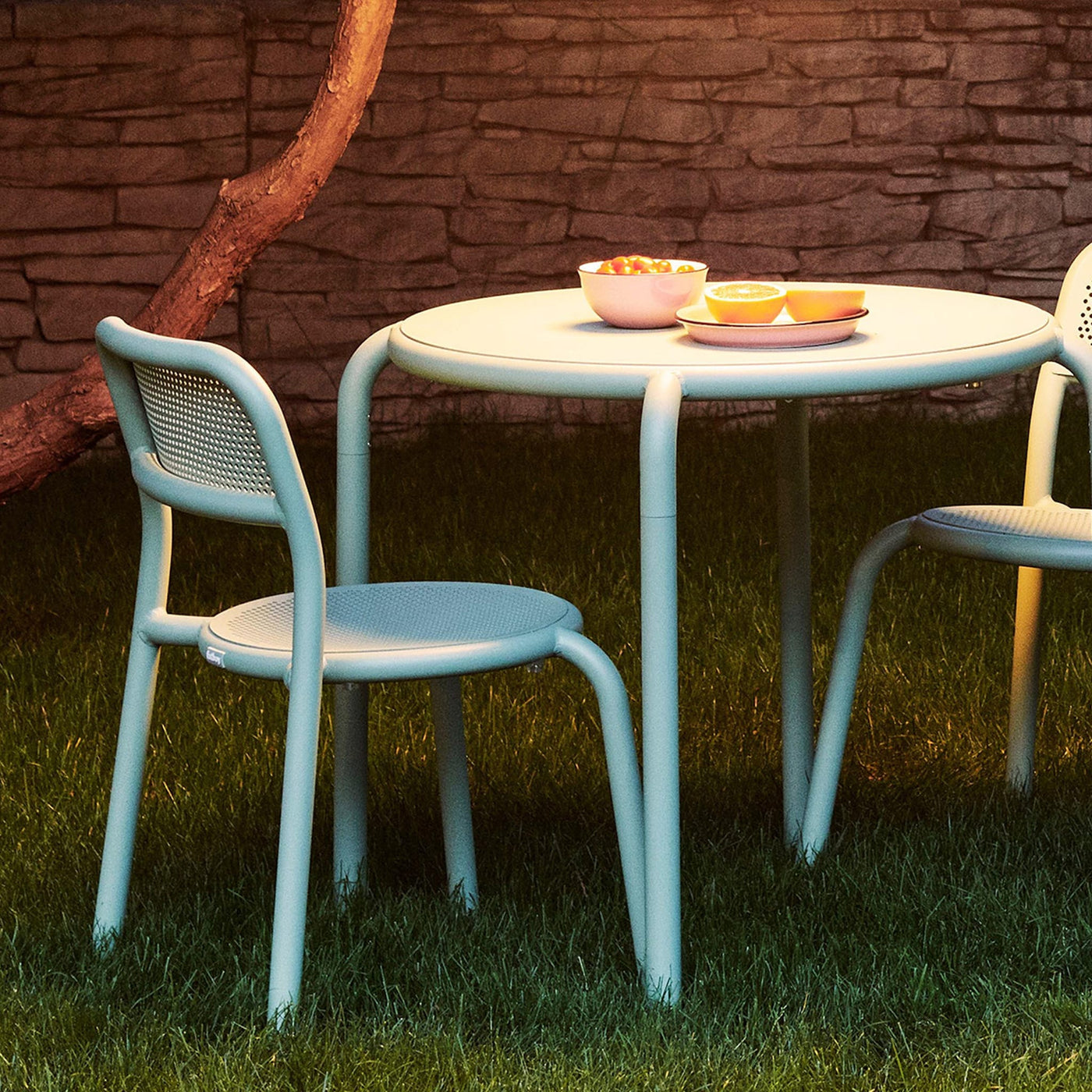 La chaise Toní de Fatboy combine style et praticité, parfaite pour les espaces extérieurs.