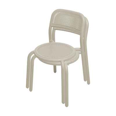 Profitez de moments de détente avec la chaise Toní de Fatboy, au design perforé et confortable.