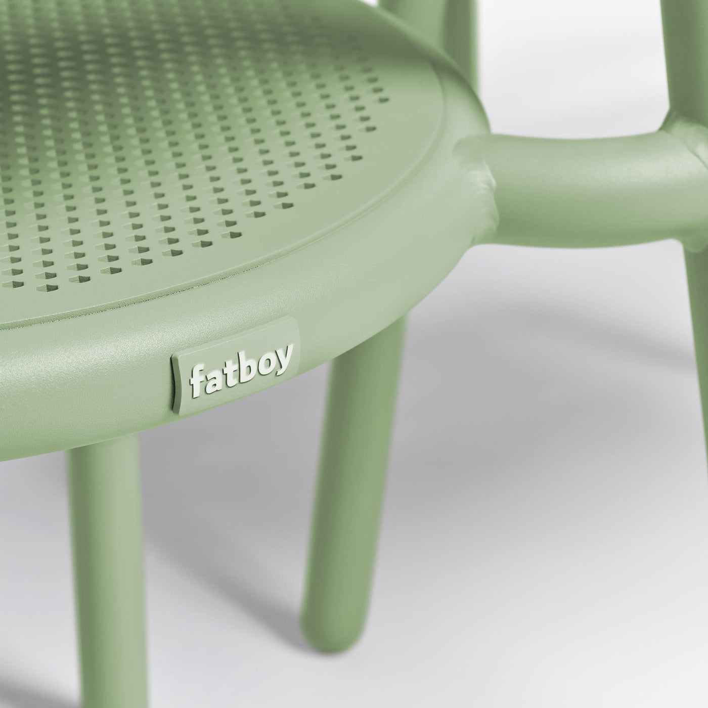 La chaise de jardin Toní de Fatboy est facile à déplacer et à empiler, idéale pour les petits espaces.