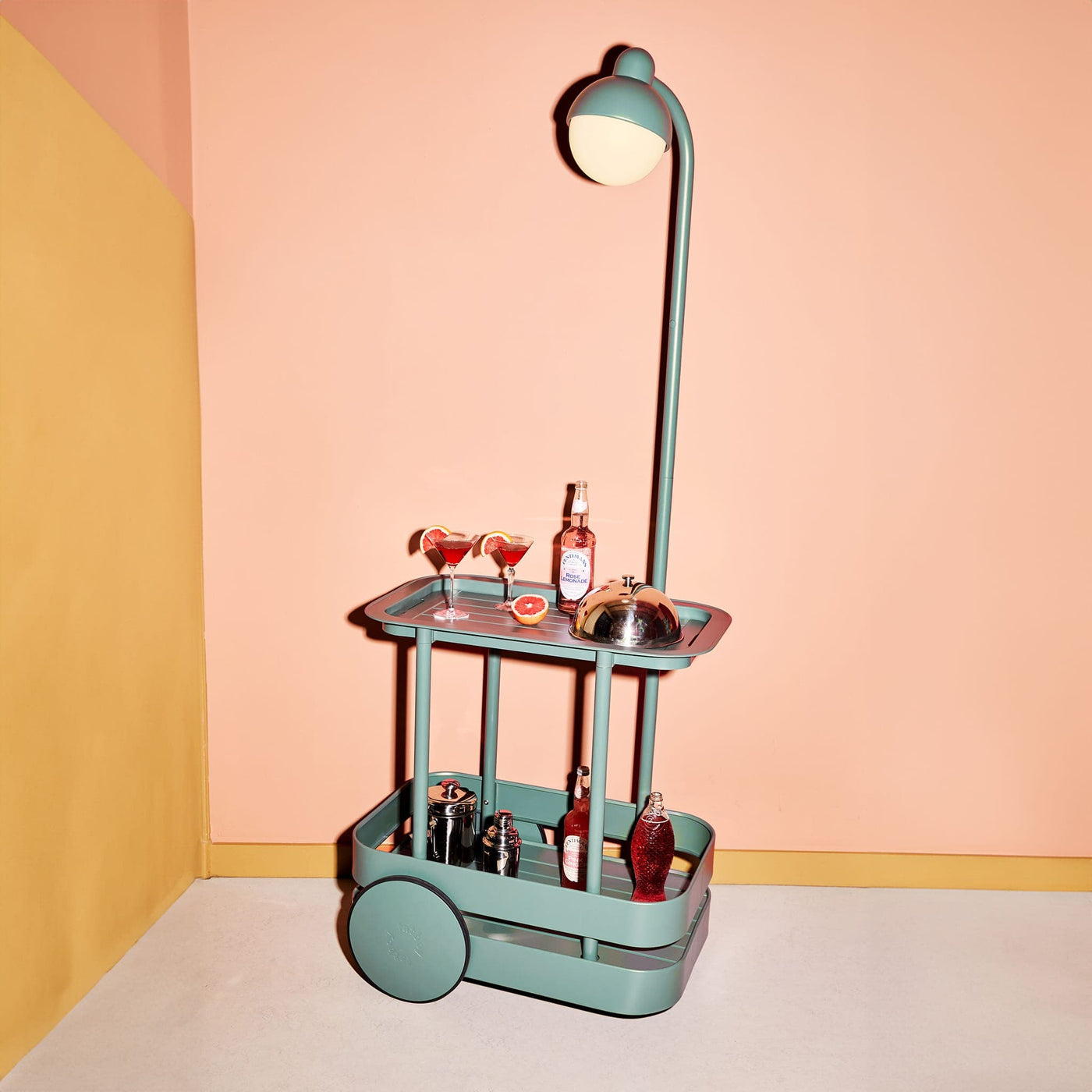 Explorez le Jolly Trolley de Fatboy : bar mobile et table de rempotage en un, idéal pour vos activités intérieures et extérieures, avec une lampe LED intégrée pour des soirées inoubliables.