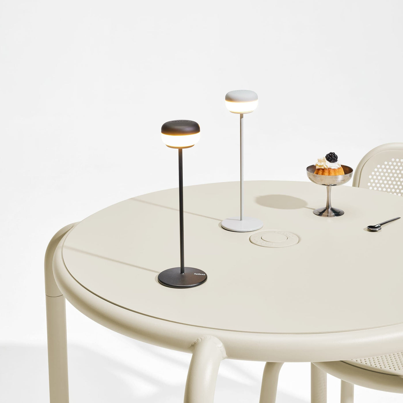 Cheerio de Fatboy : lampe de table métallique au design moderne, adaptée à tous les environnements grâce à sa robustesse et son style distinctif.