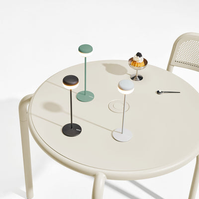 Lampe de table Cheerio par Fatboy : résistante, sans fil, parfaite pour créer une ambiance chaleureuse aussi bien à l'intérieur qu'à l'extérieur.