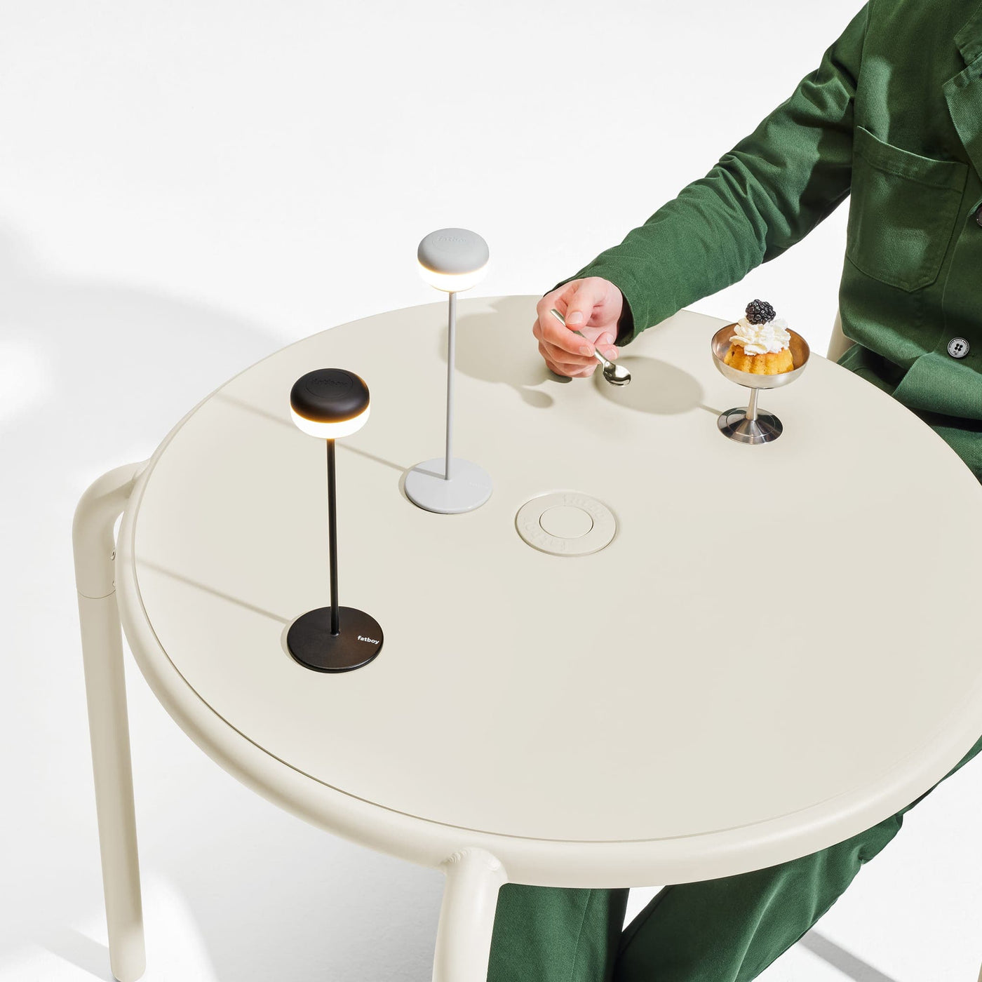 Cheerio de Fatboy : lampe de table robuste en métal, conçue pour apporter style et fonctionnalité dans tous les décors intérieurs et extérieurs.