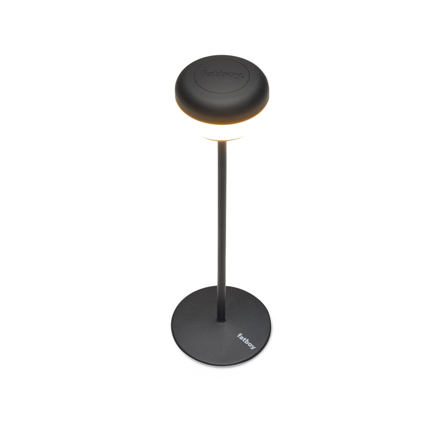 Découvrez Cheerio de Fatboy : lampe de table métallique élégante, conçue pour créer une ambiance unique dans tous les espaces.