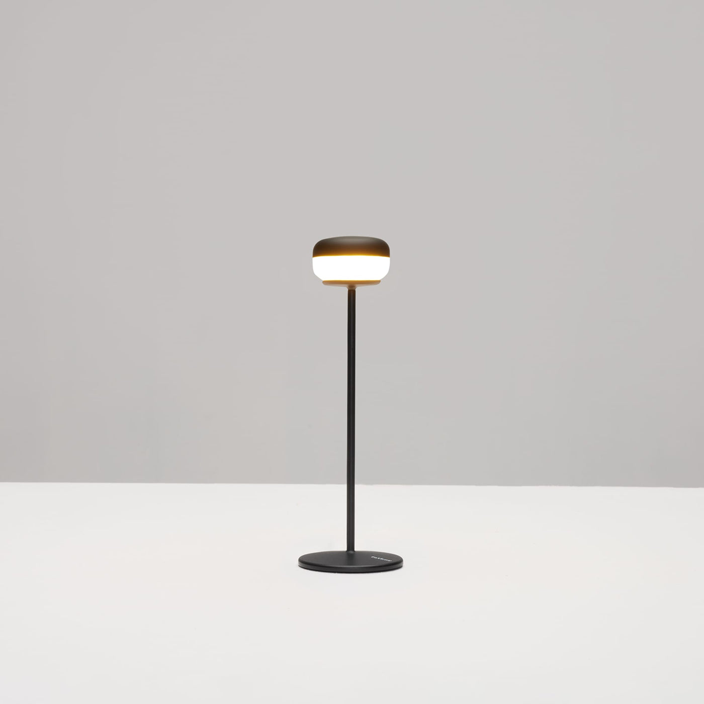 Lampe de table Cheerio : design innovant, base solide, adaptée aux environnements intérieurs et extérieurs.