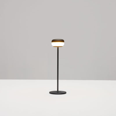 Lampe de table Cheerio : design innovant, base solide, adaptée aux environnements intérieurs et extérieurs.