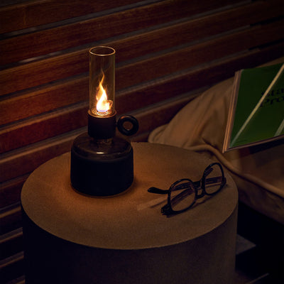 La Flamtastique XS, un design revisité de la lampe à huile classique, parfait pour créer une ambiance chaleureuse et réconfortante.