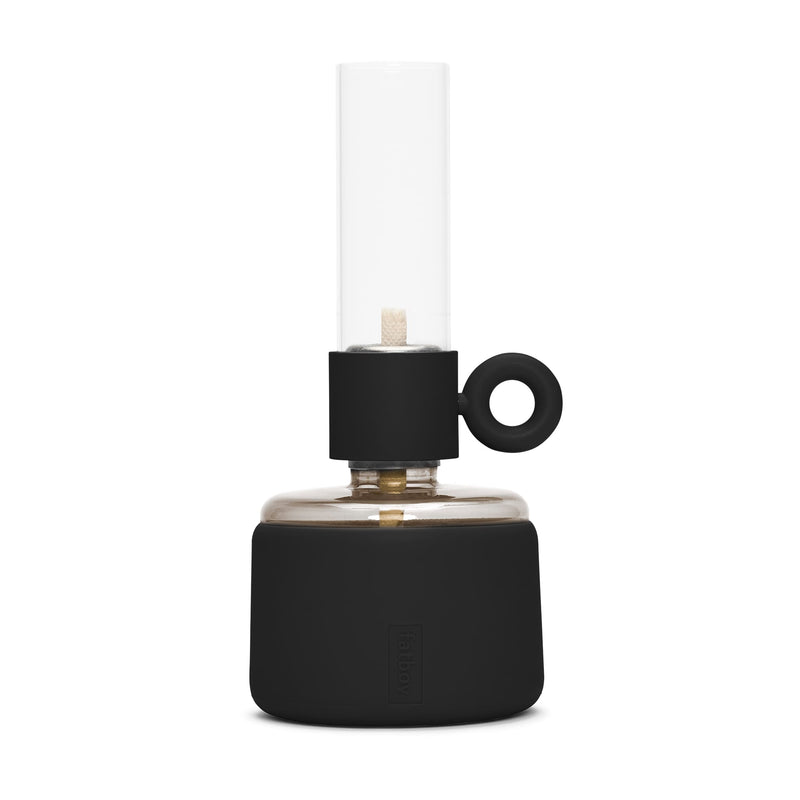 Apportez la chaleur d’un feu de camp dans votre intérieur avec la Flamtastique XS de Fatboy, une lampe à huile au design moderne. Noir.