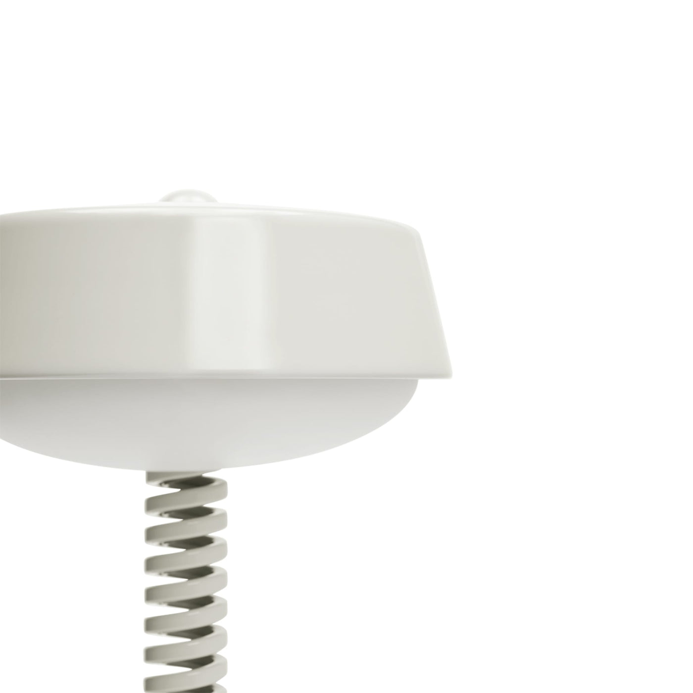 Fatboy présente Bellboy, une lampe de table sans fil avec éclairage LED réglable. Design classique et bouton tactile pour un usage facile et élégant.