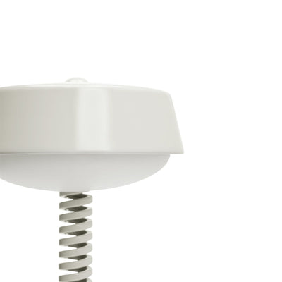 Fatboy présente Bellboy, une lampe de table sans fil avec éclairage LED réglable. Design classique et bouton tactile pour un usage facile et élégant.