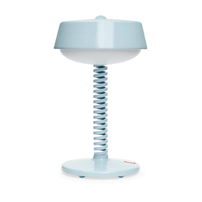 Apportez une touche d'élégance à votre maison avec Bellboy de Fatboy, une lampe de table sans fil au design classique et moderne. Éclairage LED ajustable via un bouton tactile. Bleu azur.