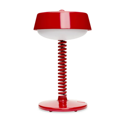 Transformez votre espace avec Bellboy de Fatboy, une lampe de table sans fil sophistiquée. Bouton tactile intuitif et éclairage LED pour une ambiance chaleureuse. Rouge.
