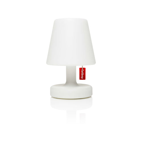 Découvrez Edison the Petit de Fatboy : une lampe unique, rechargeable et portative, parfaite pour l'intérieur et l'extérieur, offrant jusqu'à 24 heures d'éclairage ajustable.