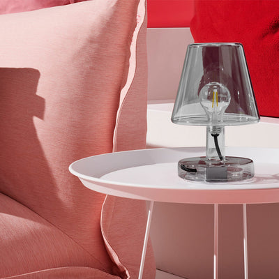 La lampe de table Transloetje de Fatboy : un design rétro avec une touche moderne, une lumière DEL économe en énergie et une portabilité pour intérieur et extérieur.