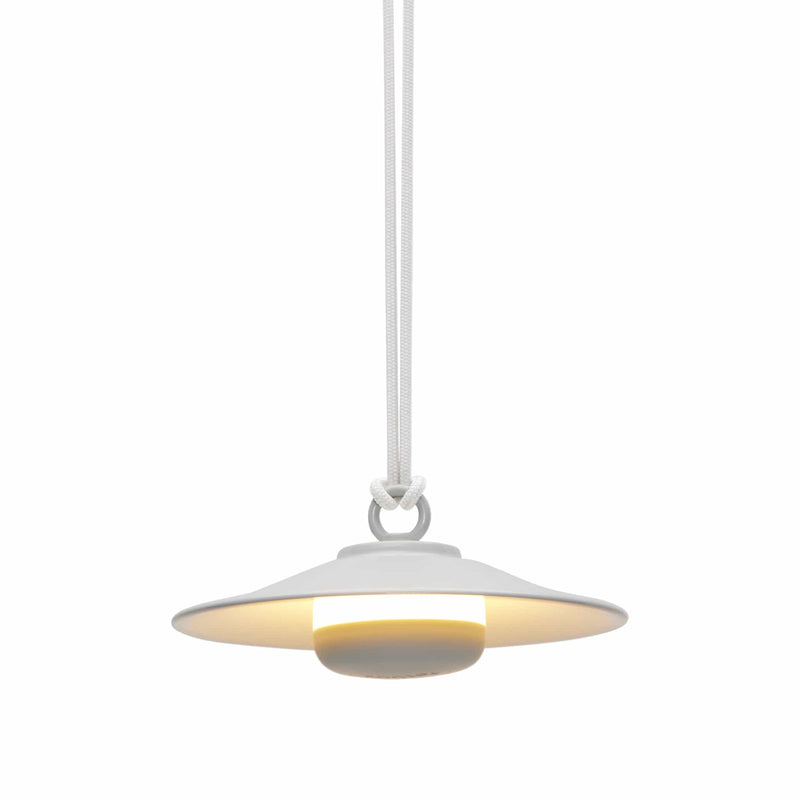 Découvrez la Chap-O de Fatboy, une lampe suspendue sans fil élégante et versatile, idéale pour éclairer et décorer tout espace, intérieur ou extérieur. Desert.