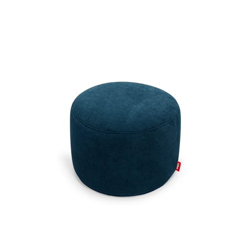 Découvrez le pouf Point recyclé de Fatboy, drapé de velours côtelé doux, alliant qualité et fonctionnalité. Bleu foncé.