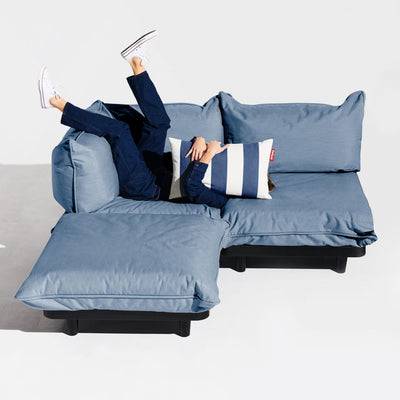 Découvrez le sofa Paletti de Fatboy, idéal pour rehausser vos expériences de loisirs en plein air. Bleu orage