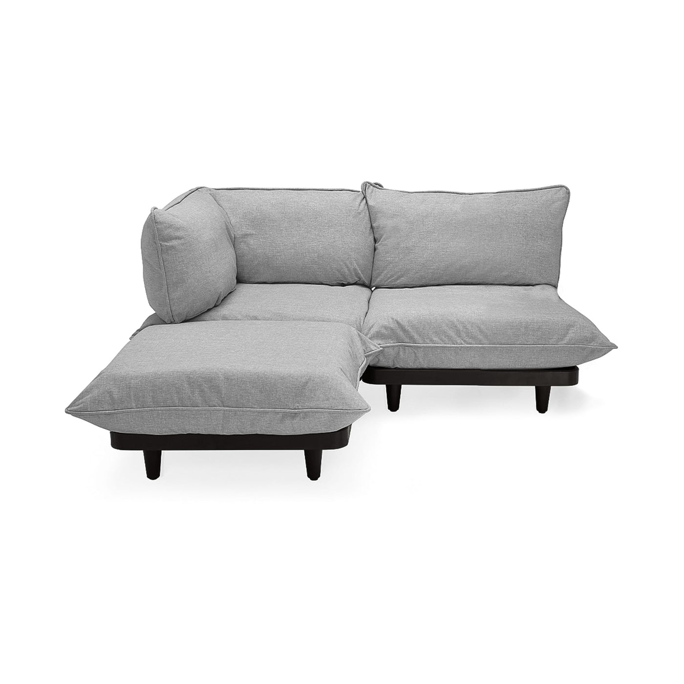 Rehaussez votre espace extérieur avec le sofa sectionnel Paletti de Fatboy, adaptable et robuste. Gris pierre